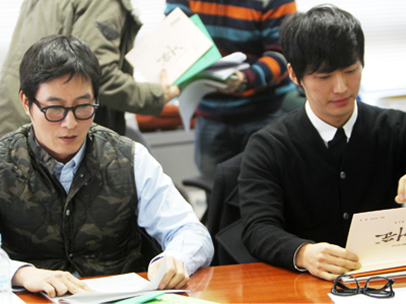 긴장되는 대본 리딩 현장 엿보기 클립