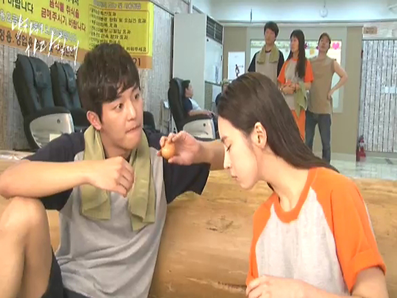 [생생현장] 찜질방에서 커플 계란먹기의 정석 클립