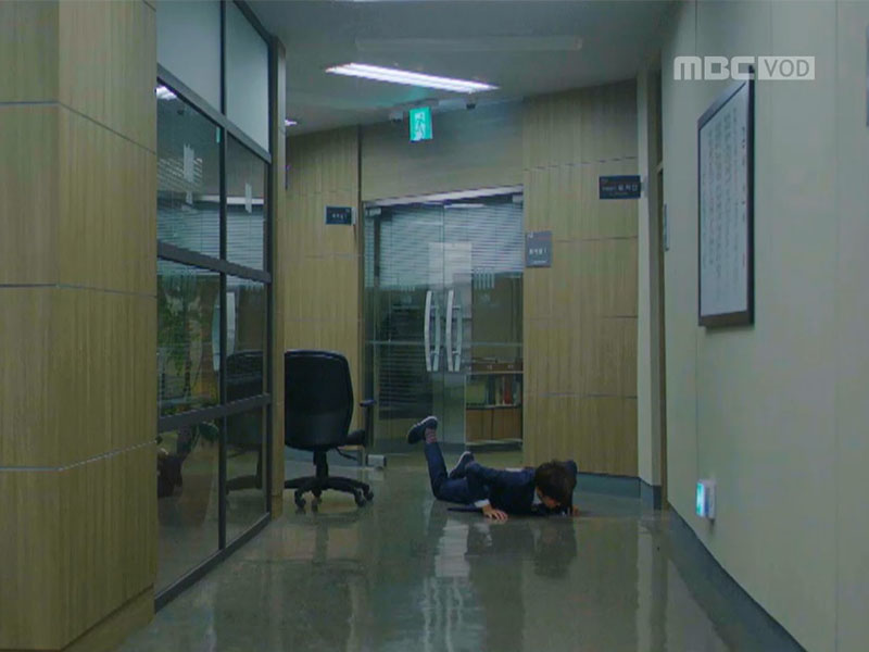 [관련TV영상] 의자에서 넘어지지 않아 NG, 해피타임에 소개  클립
