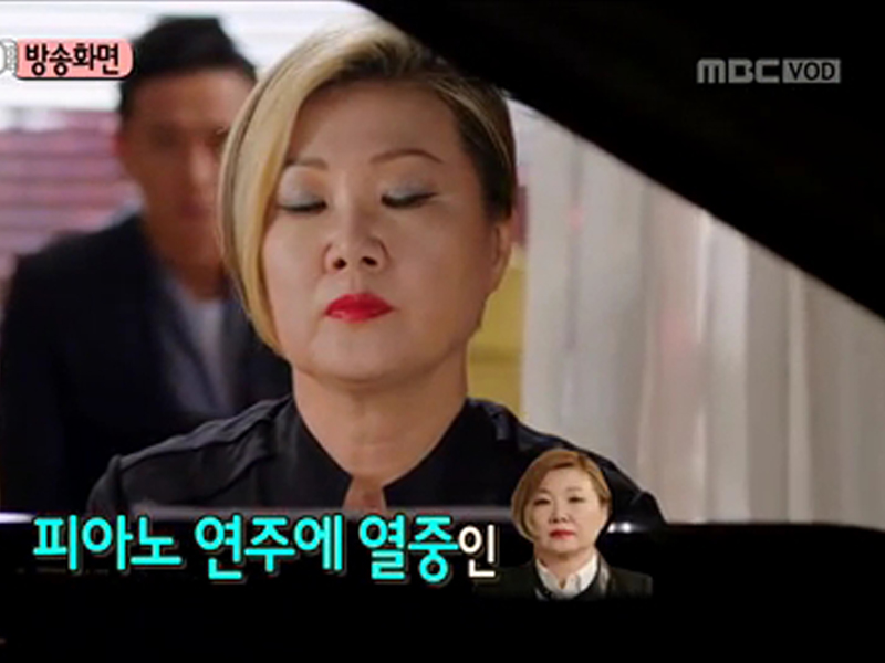 [관련TV영상][해피타임] 카리스마 넘치는 백미녀의 피아노 연주 실력 大. 공. 개 클립