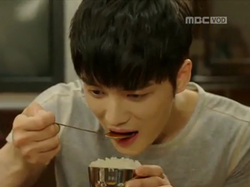 [관련TV영상][해피타임] 맛있게 찌개를 한 입 먹은 영달, 그의 첫 마디는? 클립