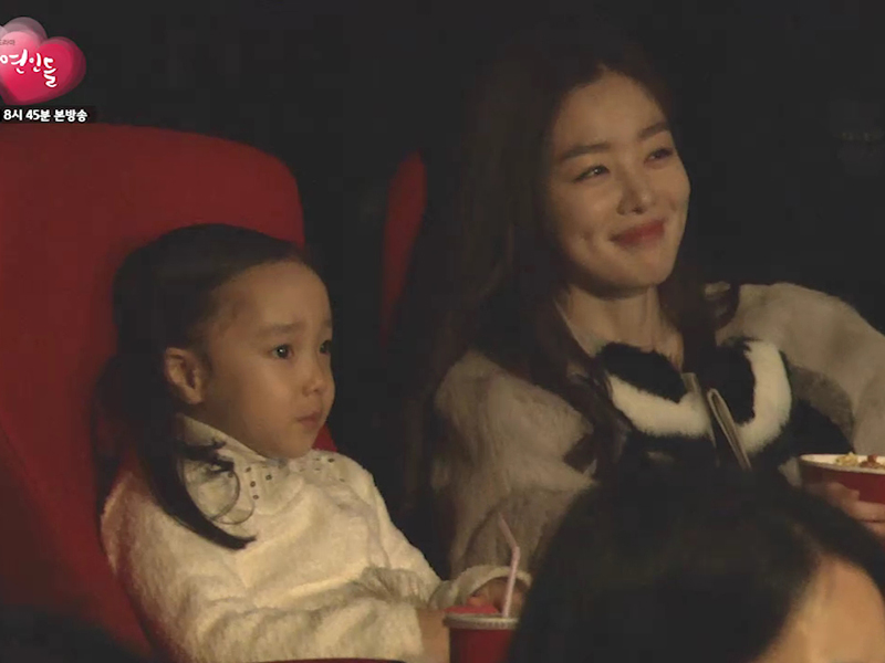 장미와 초롱의 영화관 데이트 <생생현장> 클립