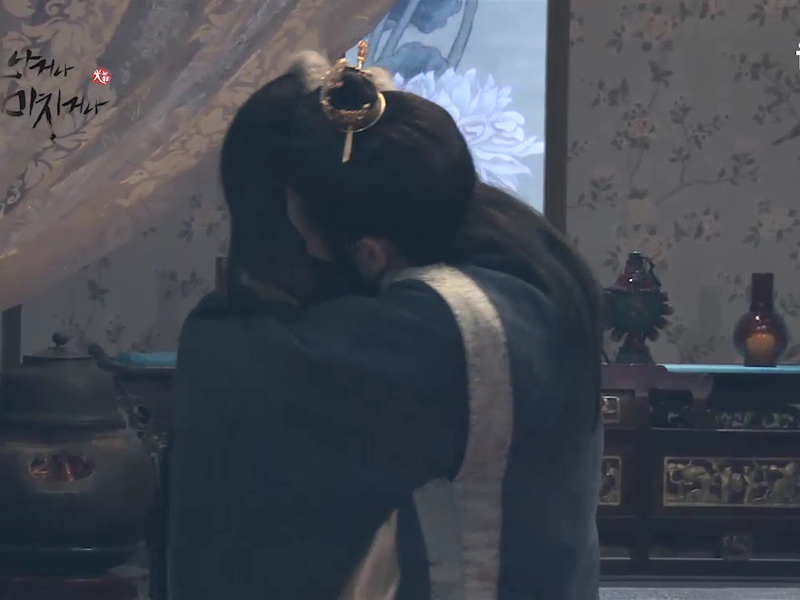 포옹 : 뜻밖의 액션 <생생현장> 클립