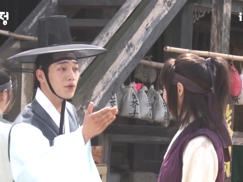 꼬이는 대사, 빛나는 매너 <생생현장> 클립