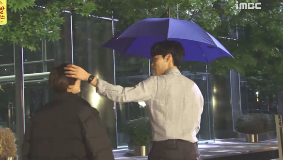 우산 씌워주는 봇대....수호 <생생현장> 클립