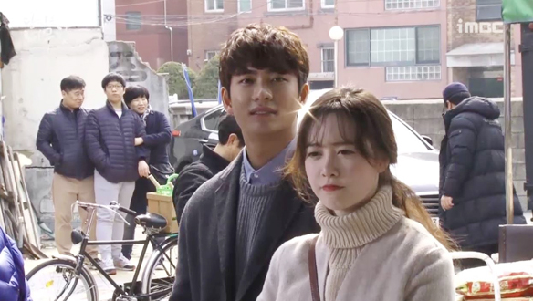 시장에 나타난 냄새를 맡는 소년 경수! <생생현장> 클립