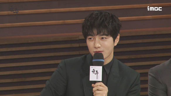 [제작발표회] 가면을 쓰면서 힘들었던 점은? <생생현장> 클립