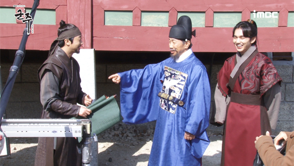 나쁜 손 우보x동네북 무하 (feat. 세자가 준 족자) <생생현장> 클립