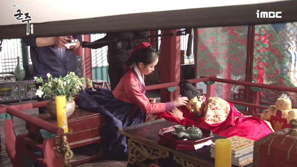 가면을 향한 가은이의 애기 손 <생생현장> 클립