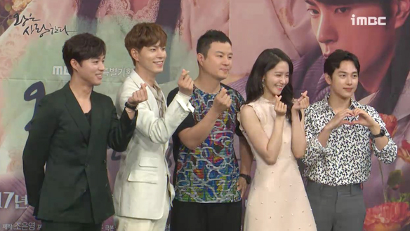 [제작발표회] 감독님과 배우들의 포토 타임! <생생현장> 클립