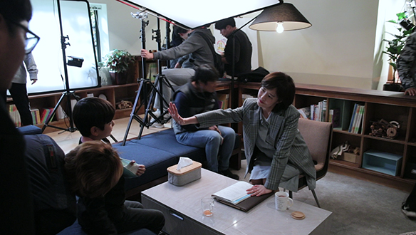 시완이도 스태프도 도와주는 친절한 우경씨! <생생현장> 클립