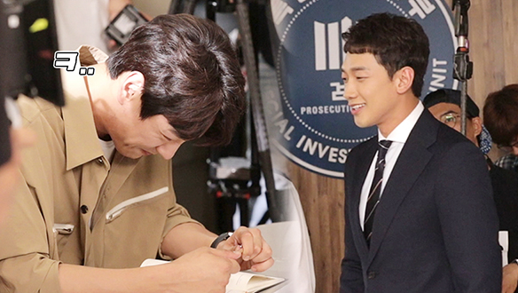 서로 보기만 해도 웃음이 나는 재상과 동택의 브로맨스! <생생현장> 클립