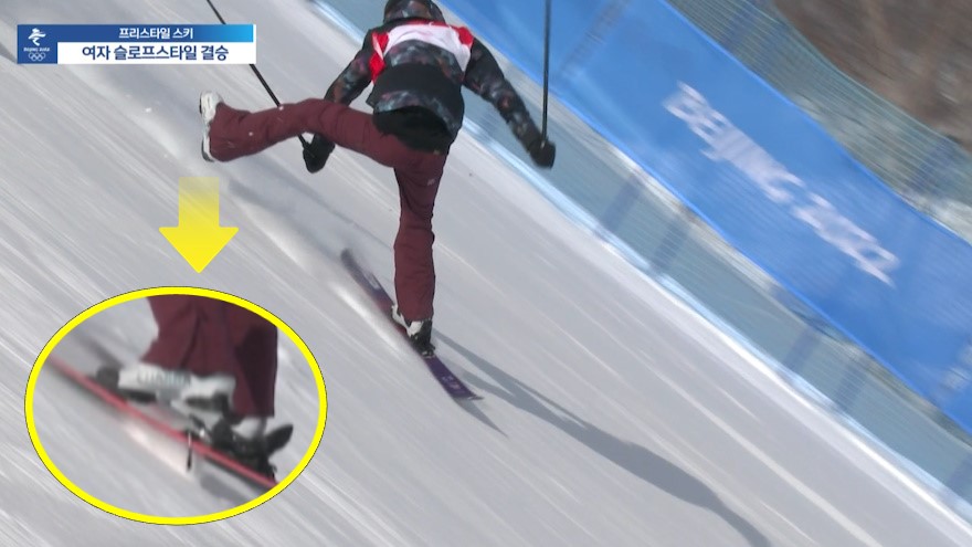 프리스타일 스키 | 여자 슬로프스타일 결승 '아쉬운 마무리' 마지막 착지 바인딩이 풀리는 켈리 실다루 이미지