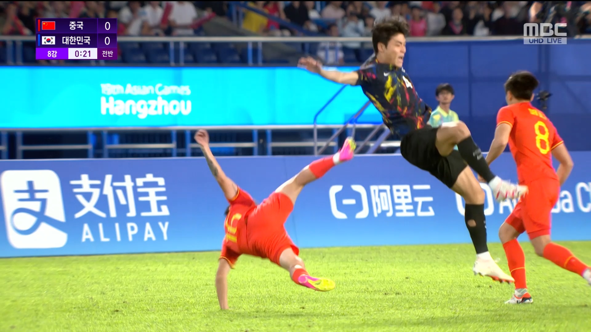 축구 | 남자 8강...'전반 11초' 시작하자마자 거친 몸싸움으로 경기를 펼치는 중국 이미지