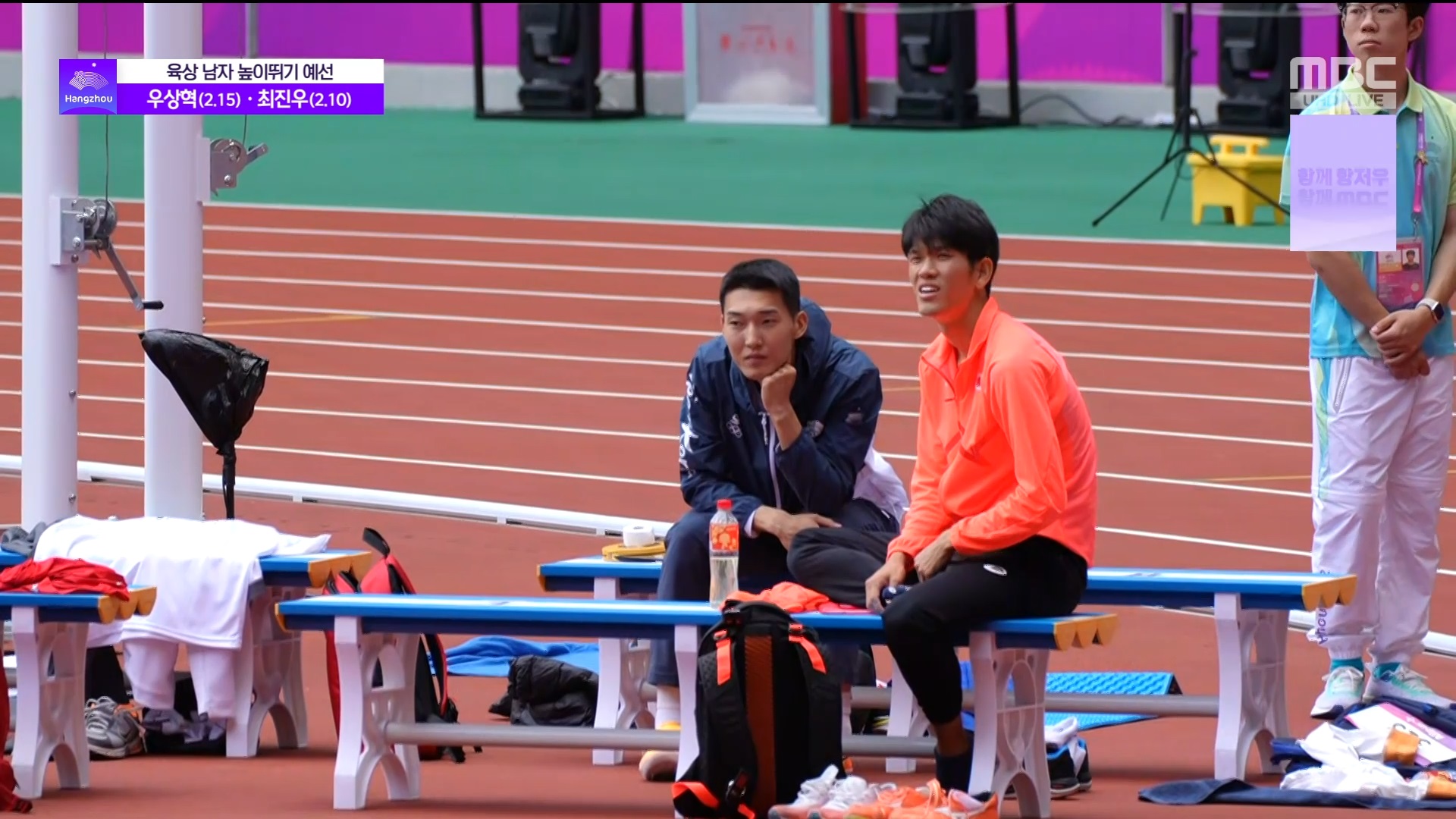 육상 | 남자 높이뛰기 예선…경기장에서 휴식 중인 '세계랭킹1위' 우상혁 이미지