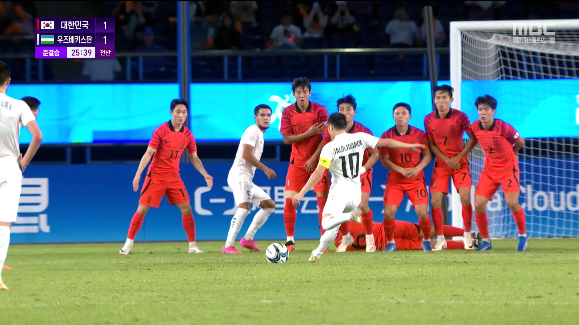 축구 | 남자 준결승...전반 25분, 우즈베키스탄의 동점 골 '1-1' 이미지