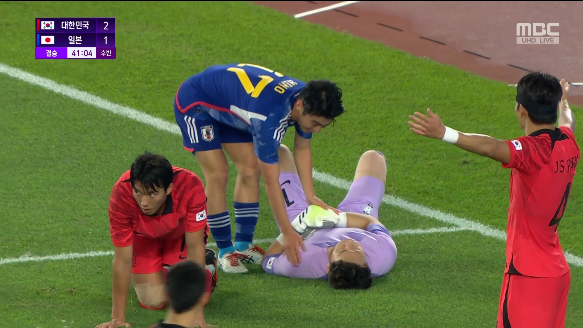 축구 | 남자 결승 <대한민국:일본> 이광연 골기퍼의 옆구리를 가격하는 일본 선수 이미지