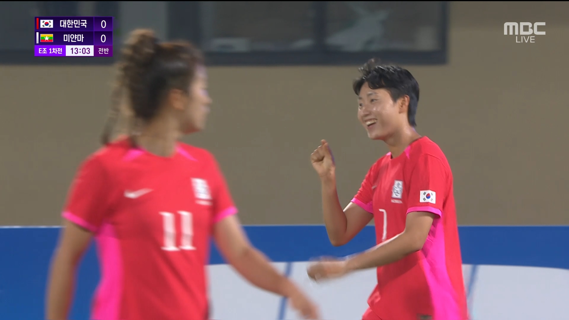 축구 | '헤딩슛' 손화연, 적극적으로 골문 두드리는 대한민국  이미지