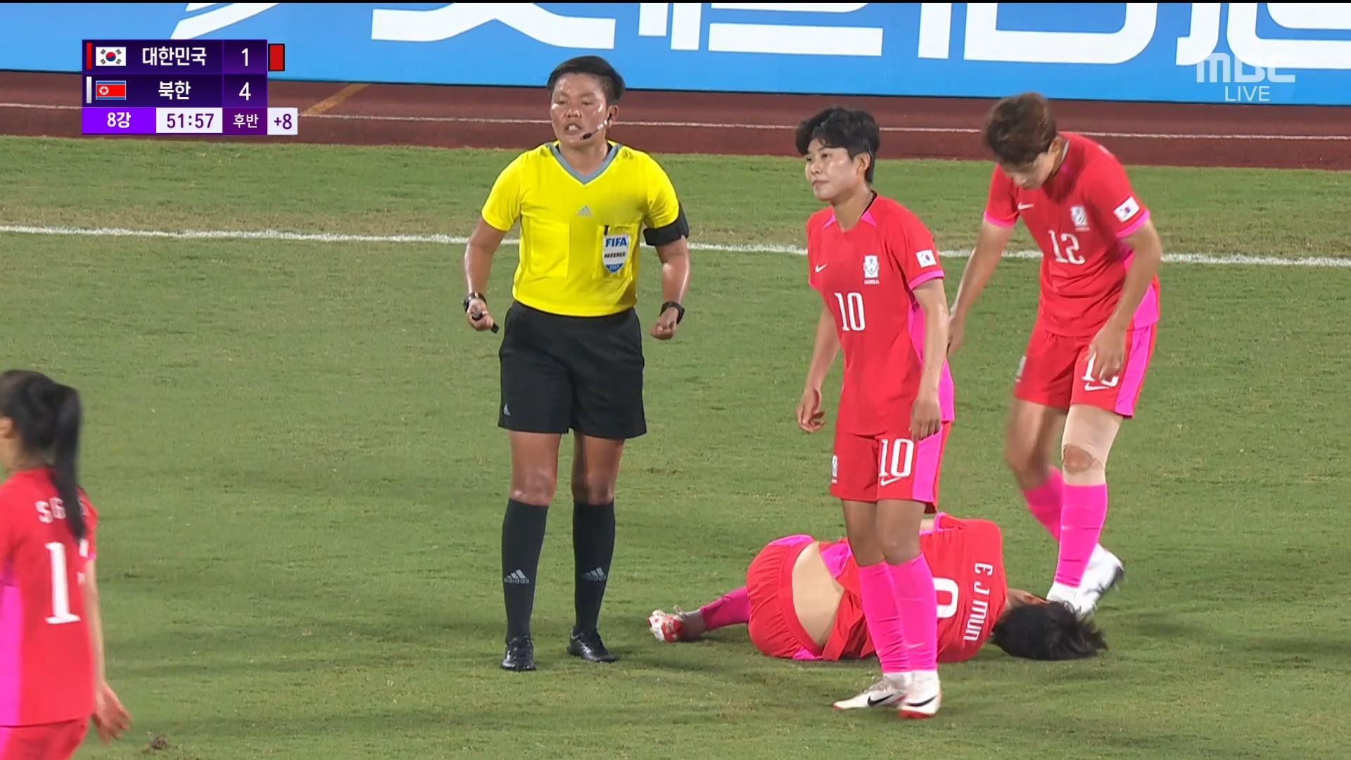 축구 | 여자 8강...알 수없는 주심의 판단으로 이어가는 북한과의 경기  이미지