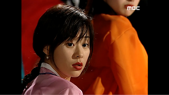 북한응원단 리연정(최강희)을 취재하려는 남한기자 태영(류수영)