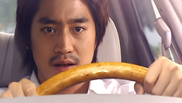 25. 도로를 질주하는 정민 
