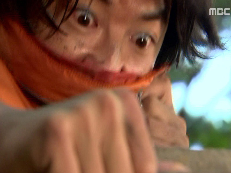 휘발유를 발견하고 기뻐하는 윤대리