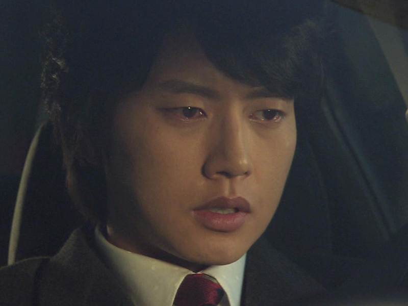 유전자검사 결과를 확인하고 충격에 빠지는 명훈(박해진) 클립 이미지