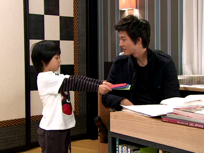 영민에게 미수와 윤미,윤지에게 크리스마스카드를 주고 싶다고 하는 준이 클립 이미지