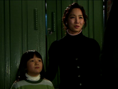 준이를 데리고 미수네 집으로 가 크리스마스카드를 전해주게 하는 영민  클립 이미지