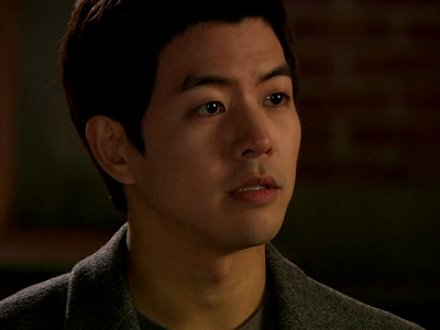 함께 걸어오던 영민과 미수는 집앞에서 기다리던 현우와 마주치는데.. 클립 이미지