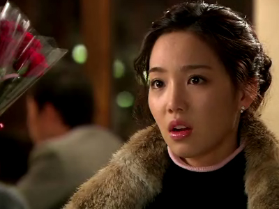 미수와 카페에 온 현우는 장미꽃장사에게 장미꽃을 다 사버리고.. 클립 이미지