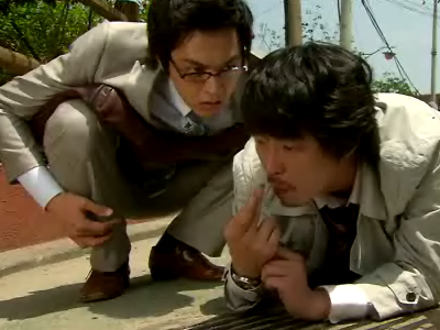 대웅이에 대해 조사하는 찬호와 철수 클립 이미지