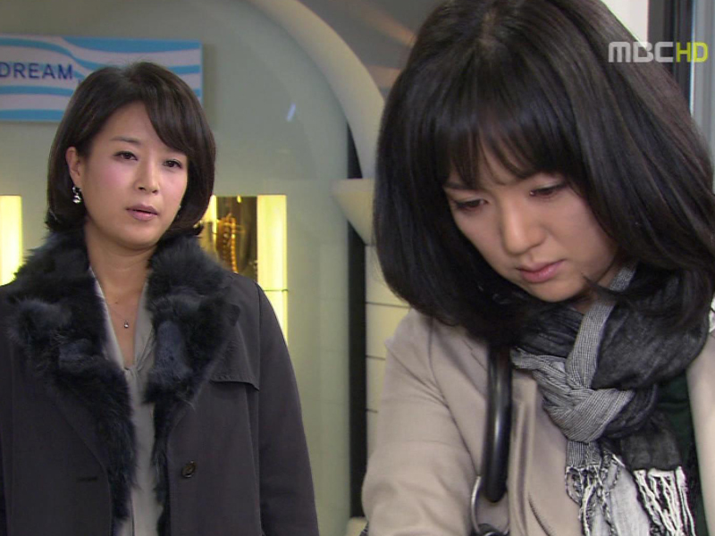 은영에게 줄 선물을 사기 위해 백화점에 간 나경 클립 이미지