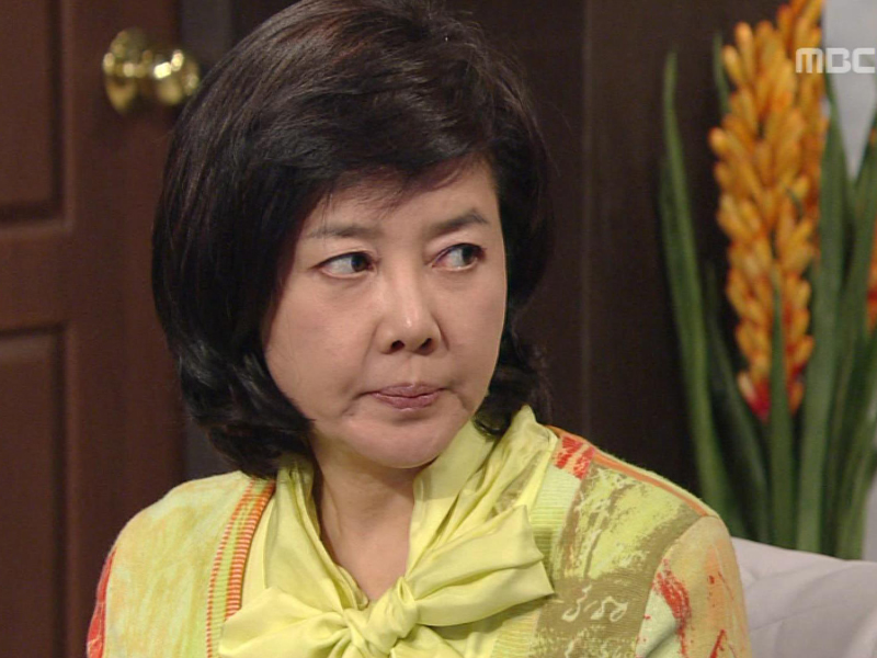 정우와 나경의 관계에 의심의 눈초리를 보내는 애숙 클립 이미지