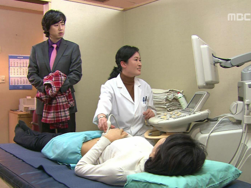 홍진과 함께 병원에 들러 검사를 받는 보영 클립 이미지