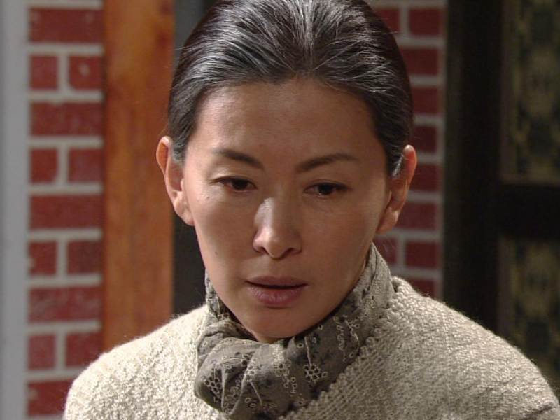 명훈(박해진)에게 어느쪽도 마음이 편치가 않고 겁이 난다며 눈물짓는 춘희(이미숙) 클립 이미지