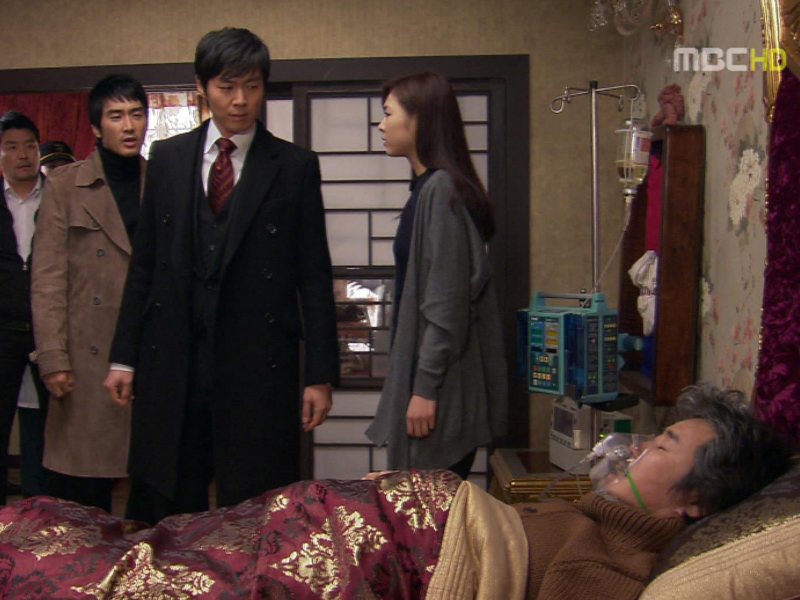 국회장(유동근)의 방으로 들이닥친 동욱(연정훈)에게 귓속말로 뭔가를 이야기하는 국회장(유동근) 클립 이미지