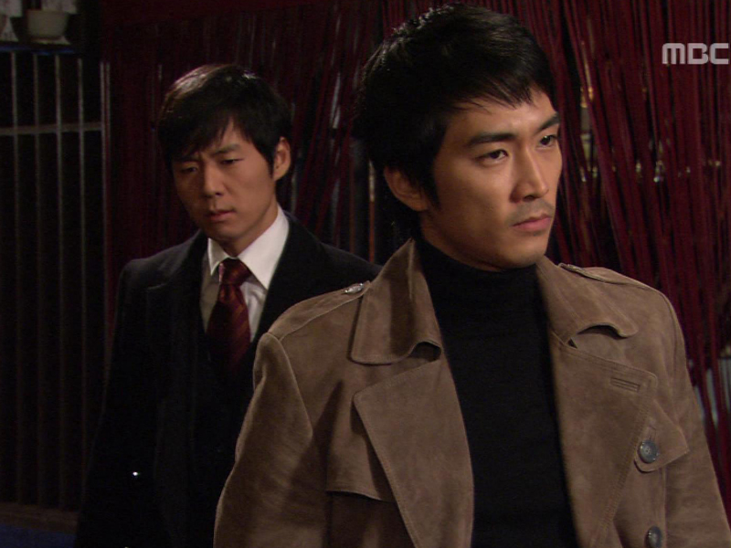 동욱(연정훈)에게 신태환(조민기)과 황규택의 거래내용이 녹음된 음성을 들려주는 동철(송승헌) 클립 이미지