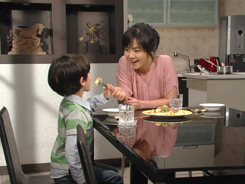 비안에게 떡볶이를 만들어 주는 나경 클립 이미지