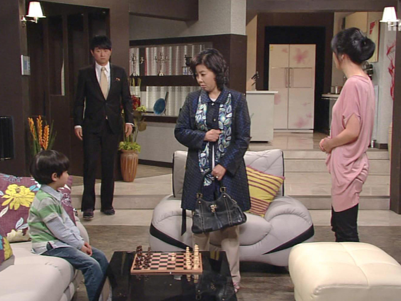 자신의 집에 있는 비안을 보며 놀라는 정우 클립 이미지