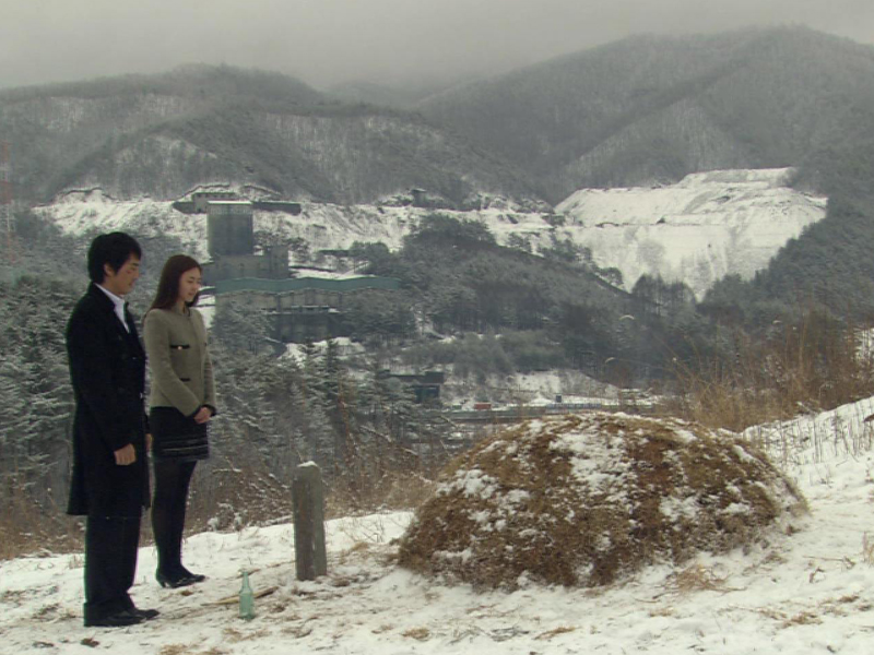 영란(이연희)을 데리고 기철의 산소로 찾아간 동철(송승헌)은 영란(이연희)을 인사시키는데..