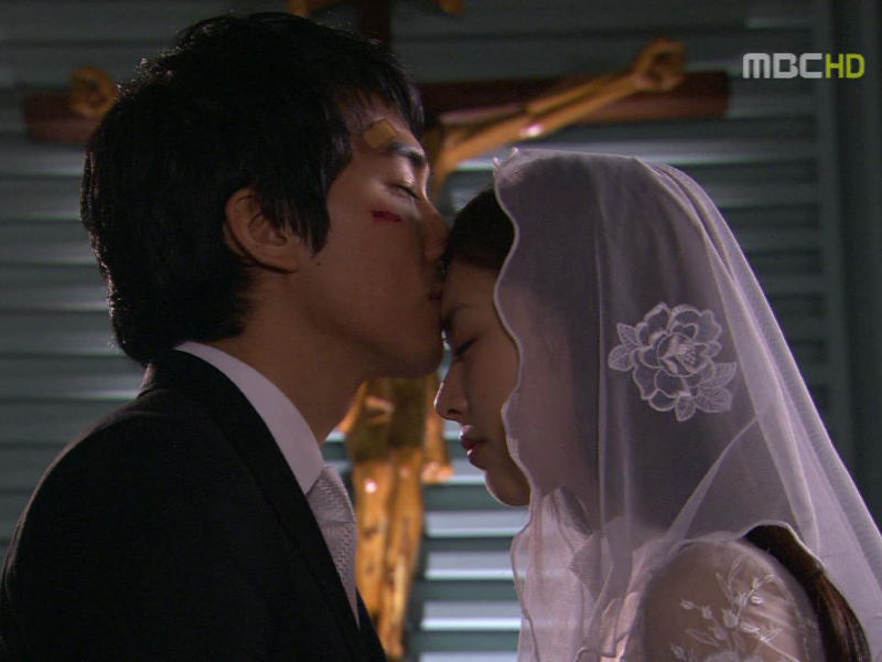 한신부(이석준)님의 주례로 성당에서 결혼식을 올리는 동철(송승헌)과 영란(이연희)