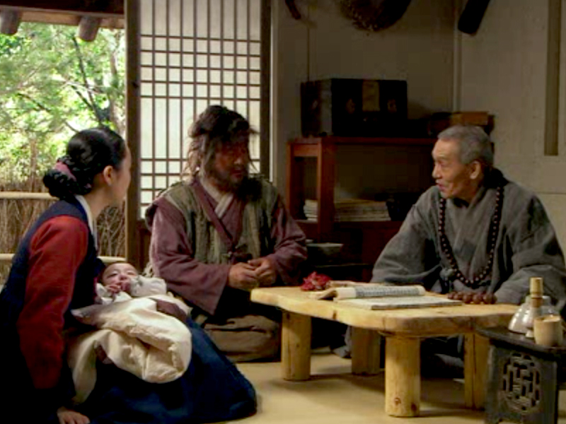 열공스님은 일지매의 어머니 백매가 가지고 있던 유품을 월희에게 전달하고.. 클립 이미지