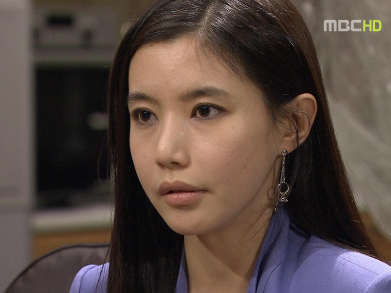 미수에게 현우와 결혼한게 뜻밖이었다며 파혼한 상대가 영민이었다는 사실도 현우모가 아냐고 묻는 서영 클립 이미지