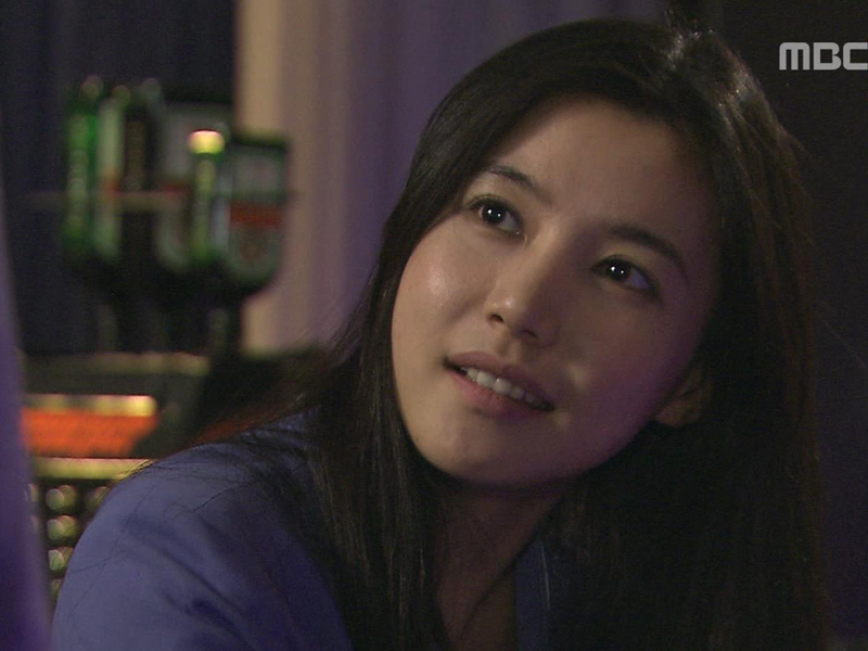 사무실 사람들과 들린 곳에서 서영을 만나게 되는 영민 클립 이미지