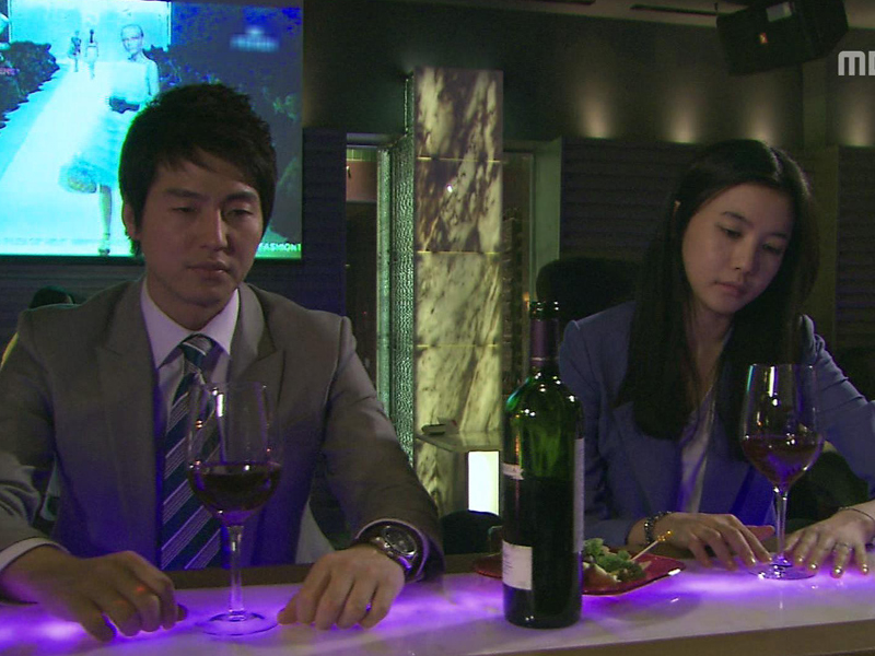 영민과 합석하게 된 서영은 왜 미수랑 헤어졌냐며 묻는데..  클립 이미지