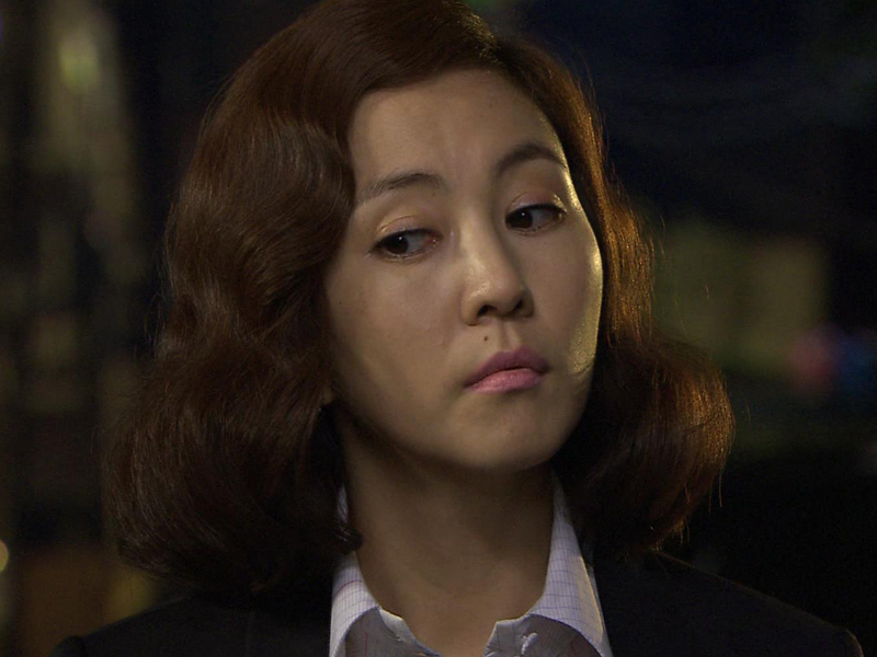 동네에서 멱살을 잡고 싸울 태세로 있는 태준과 달수를 발견하는 지애