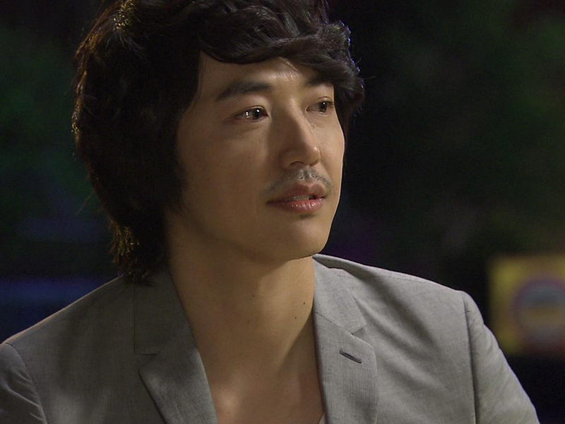 지애는 달수 보란듯이 태준과 사이좋은 척을 하며 태준과 소주를 마시는데.. 