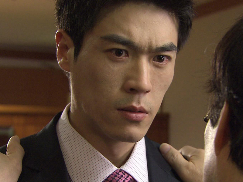 뇌물수수 사건의 징계로 대기발령을 받게 된 준혁은 김이사를 찾아가는데..