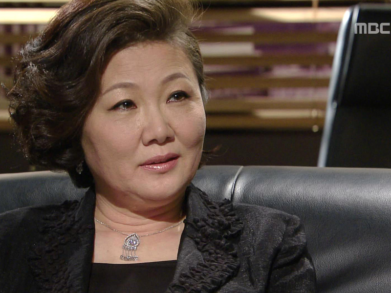 정우를 부르는 정옥. 정우는 정옥을 원망한다. 클립 이미지